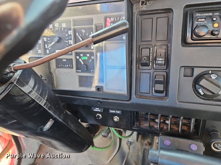 image for item LM9154 1999 International 4900  semi truck