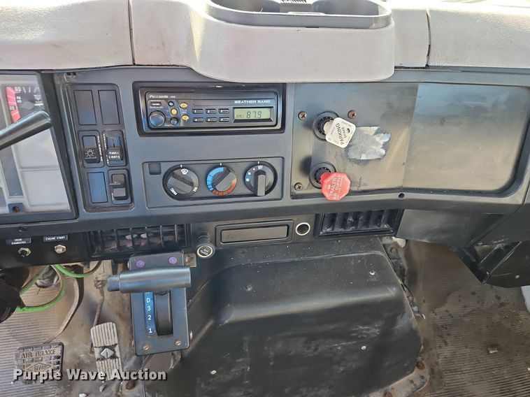 image for item LM9154 1999 International 4900  semi truck