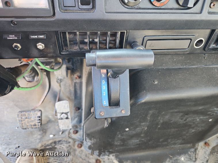 image for item LM9154 1999 International 4900  semi truck