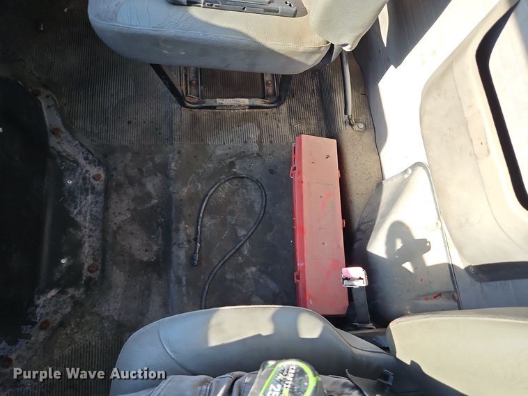 image for item LM9154 1999 International 4900  semi truck