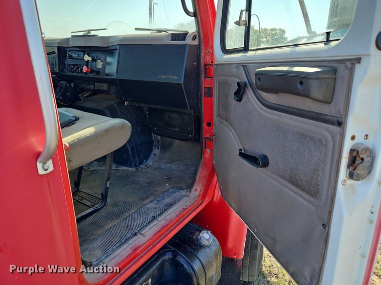 image for item LM9154 1999 International 4900  semi truck