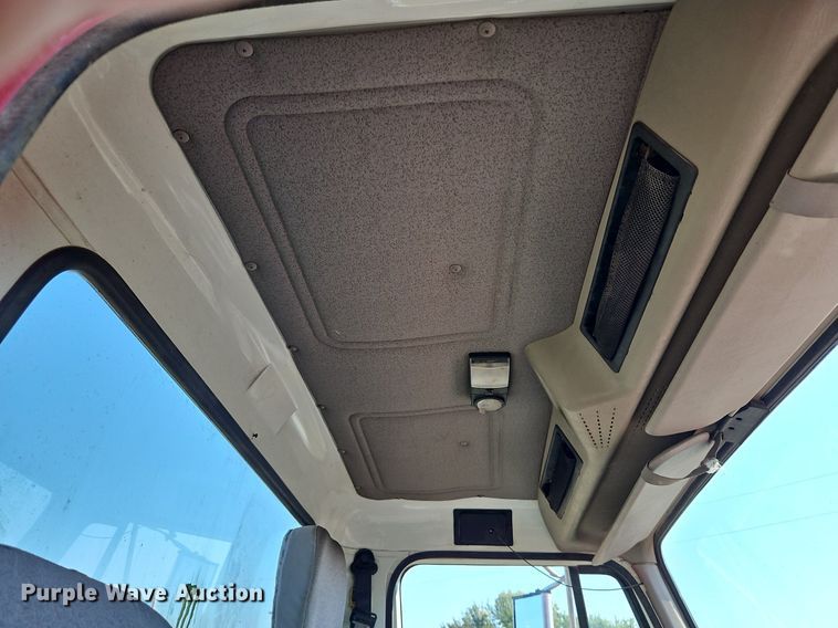 image for item LM9154 1999 International 4900  semi truck