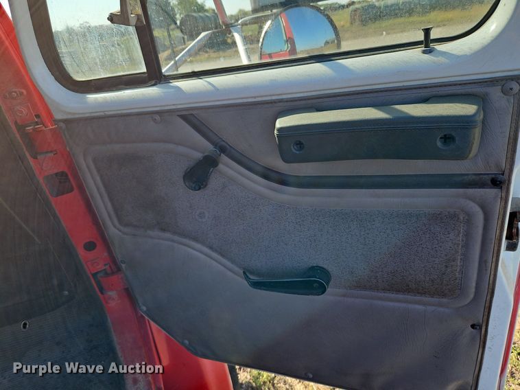 image for item LM9154 1999 International 4900  semi truck