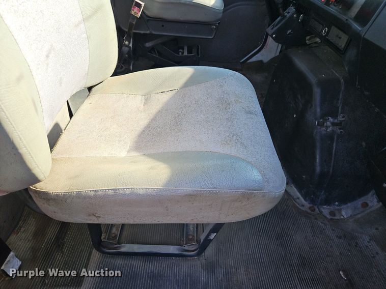 image for item LM9154 1999 International 4900  semi truck