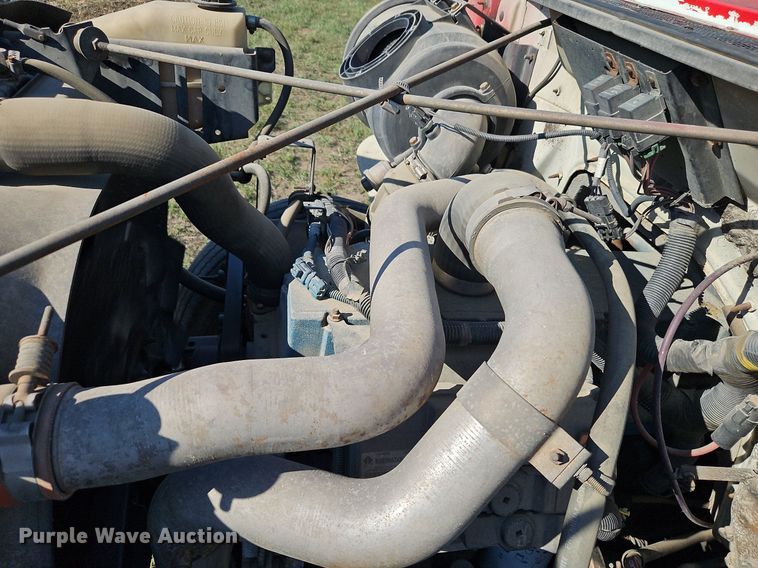 image for item LM9154 1999 International 4900  semi truck