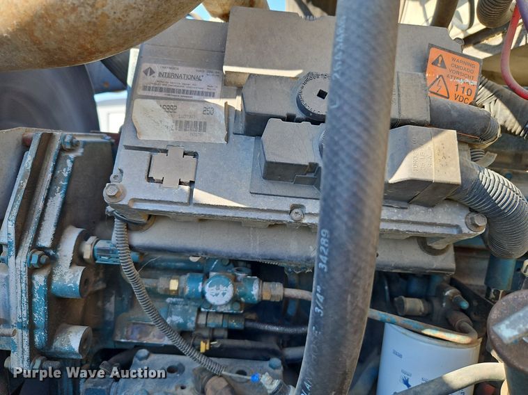 image for item LM9154 1999 International 4900  semi truck