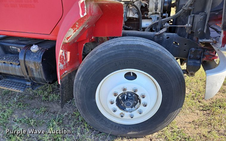 image for item LM9154 1999 International 4900  semi truck