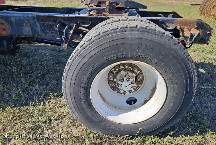 image for item LM9154 1999 International 4900  semi truck