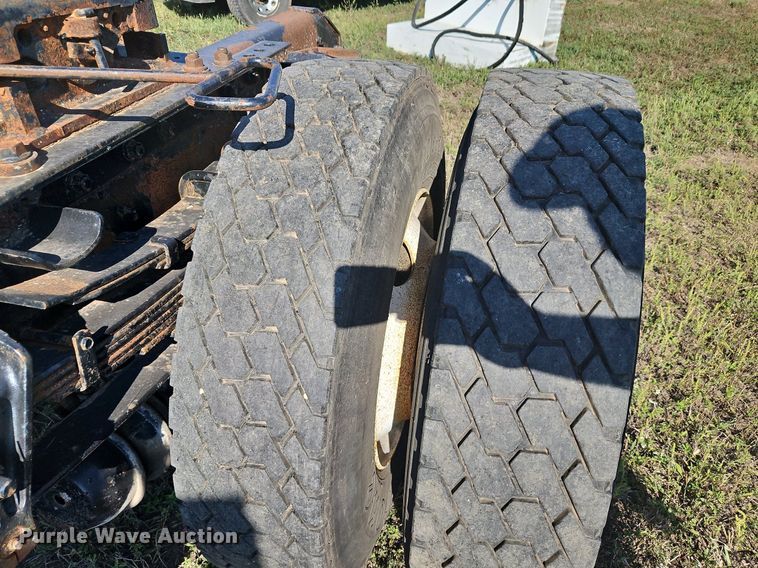 image for item LM9154 1999 International 4900  semi truck