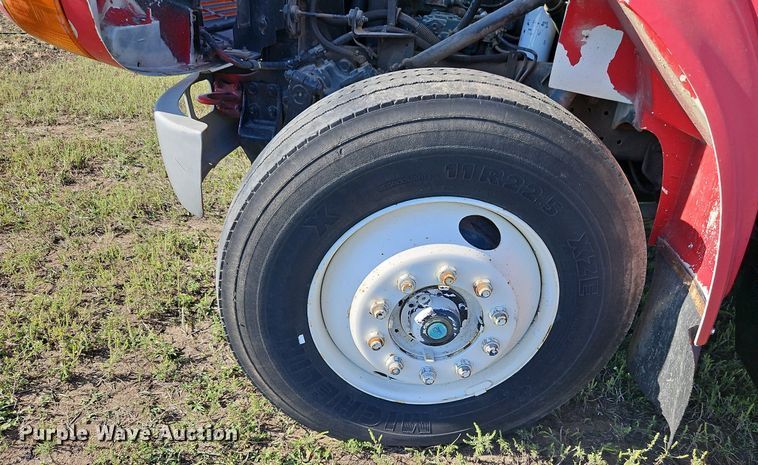 image for item LM9154 1999 International 4900  semi truck