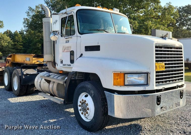 image for item LS9779 1993 Mack CH613 semi truck