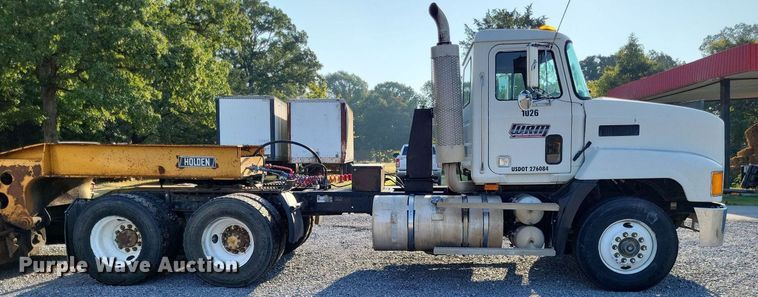 image for item LS9779 1993 Mack CH613 semi truck