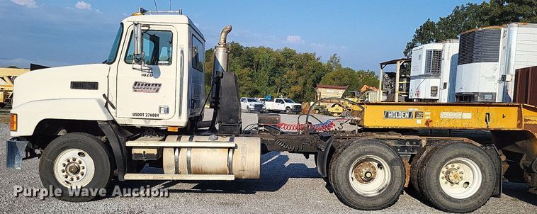 image for item LS9779 1993 Mack CH613 semi truck