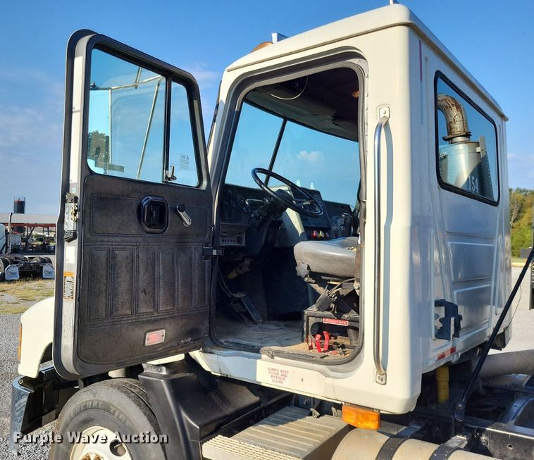 image for item LS9779 1993 Mack CH613 semi truck