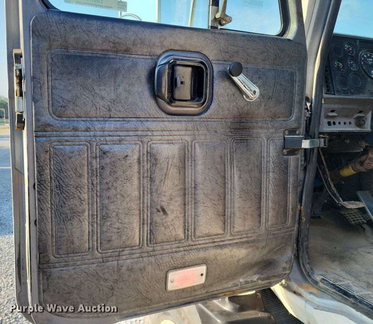 image for item LS9779 1993 Mack CH613 semi truck