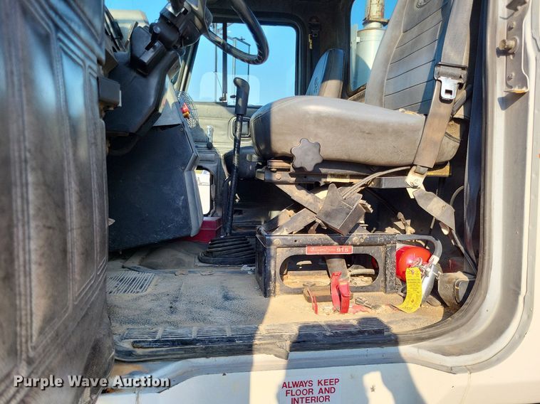 image for item LS9779 1993 Mack CH613 semi truck