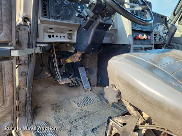 image for item LS9779 1993 Mack CH613 semi truck