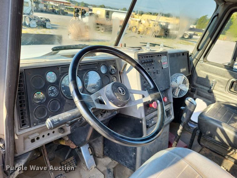 image for item LS9779 1993 Mack CH613 semi truck