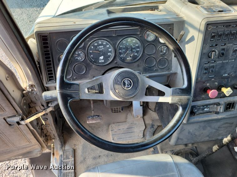 image for item LS9779 1993 Mack CH613 semi truck