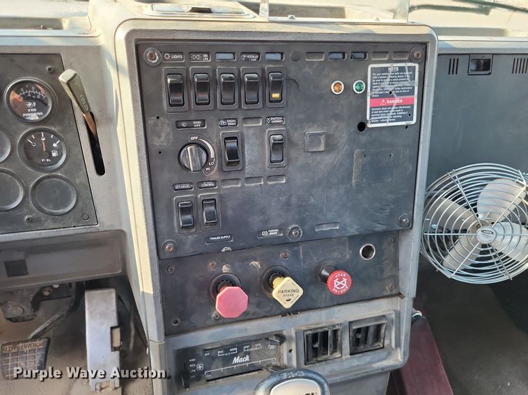 image for item LS9779 1993 Mack CH613 semi truck