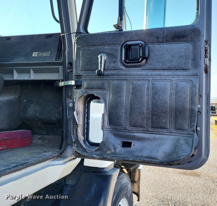 image for item LS9779 1993 Mack CH613 semi truck