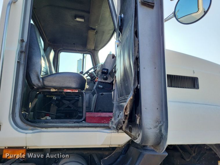 image for item LS9779 1993 Mack CH613 semi truck