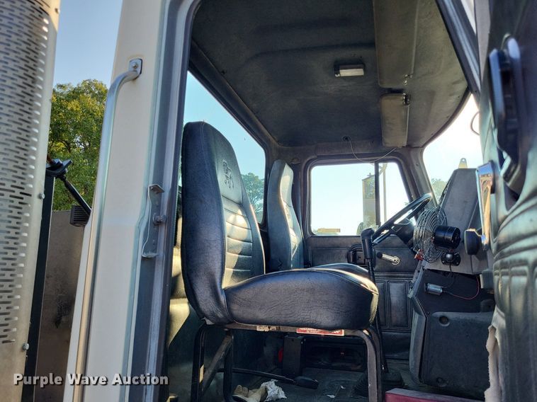 image for item LS9779 1993 Mack CH613 semi truck