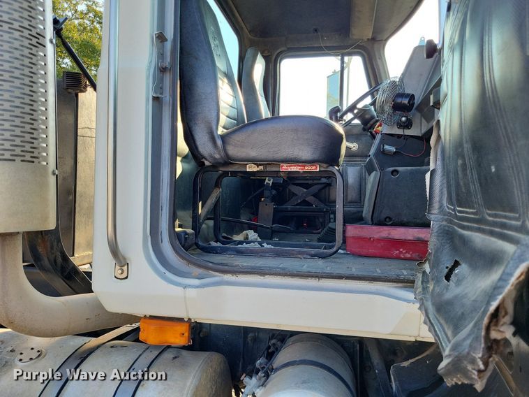 image for item LS9779 1993 Mack CH613 semi truck