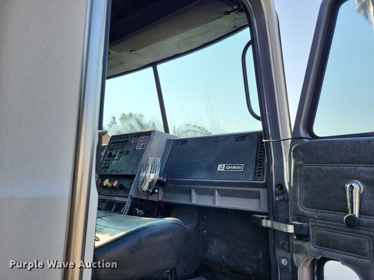 image for item LS9779 1993 Mack CH613 semi truck