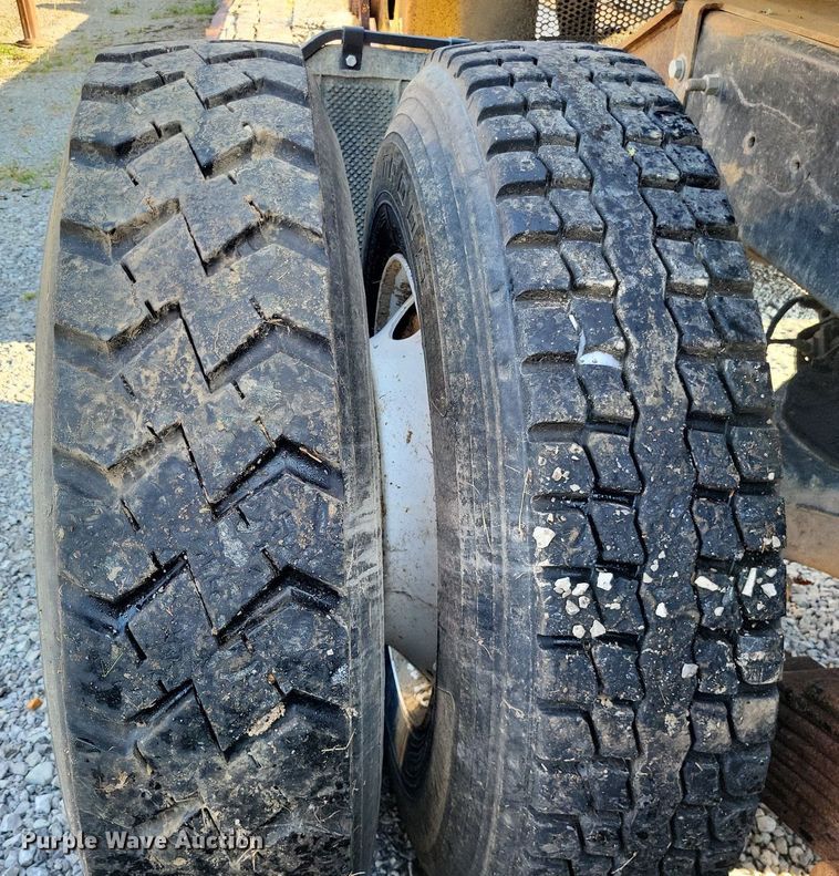 image for item LS9779 1993 Mack CH613 semi truck