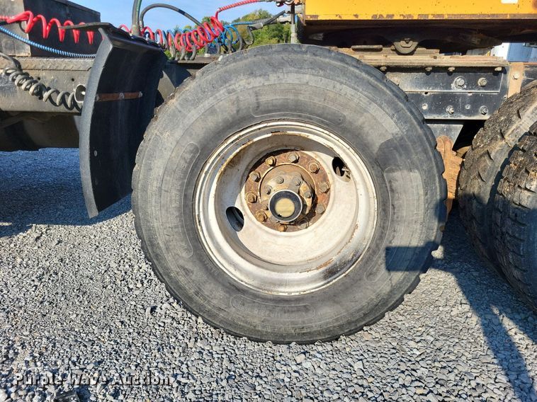 image for item LS9779 1993 Mack CH613 semi truck