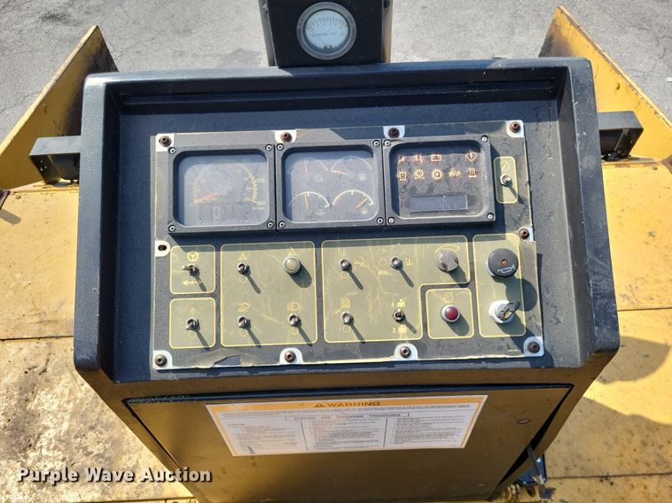 image for item LS9786 2004 Caterpillar  AP-655C paver