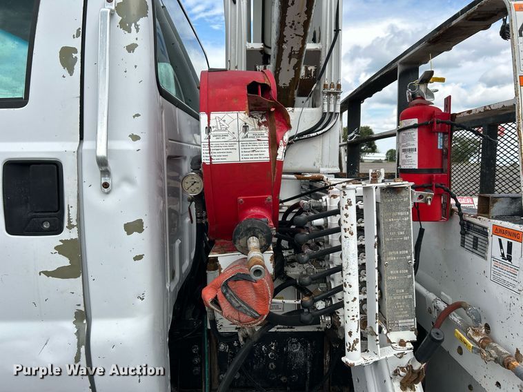 image for item LV9033 2000 Ford F650  crane truck