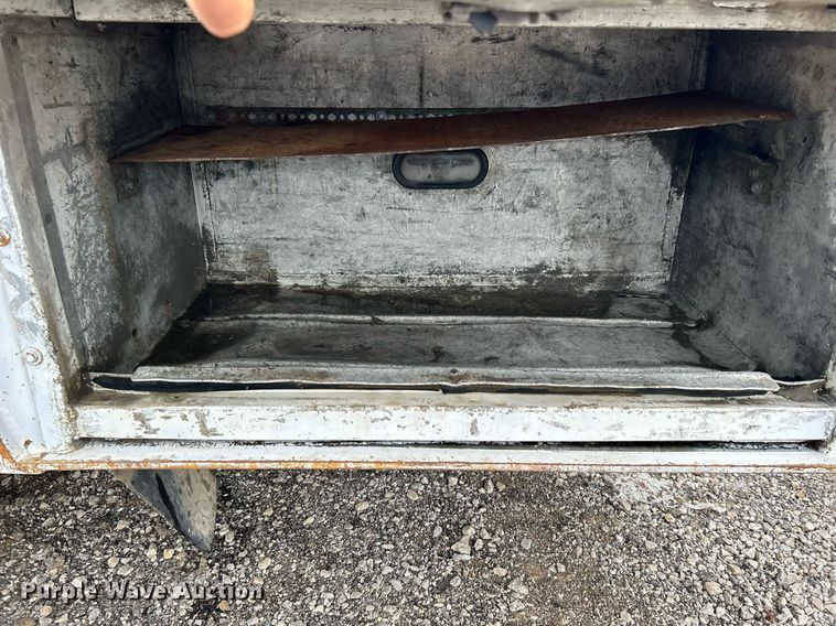 image for item LV9033 2000 Ford F650  crane truck