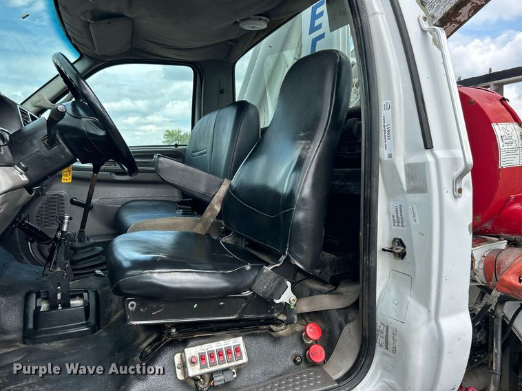 image for item LV9033 2000 Ford F650  crane truck