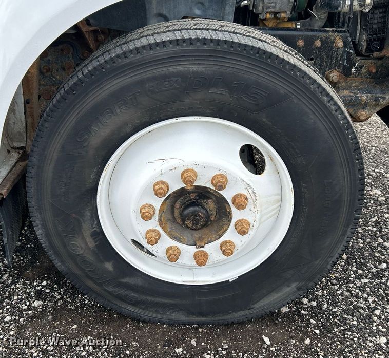 image for item LV9033 2000 Ford F650  crane truck