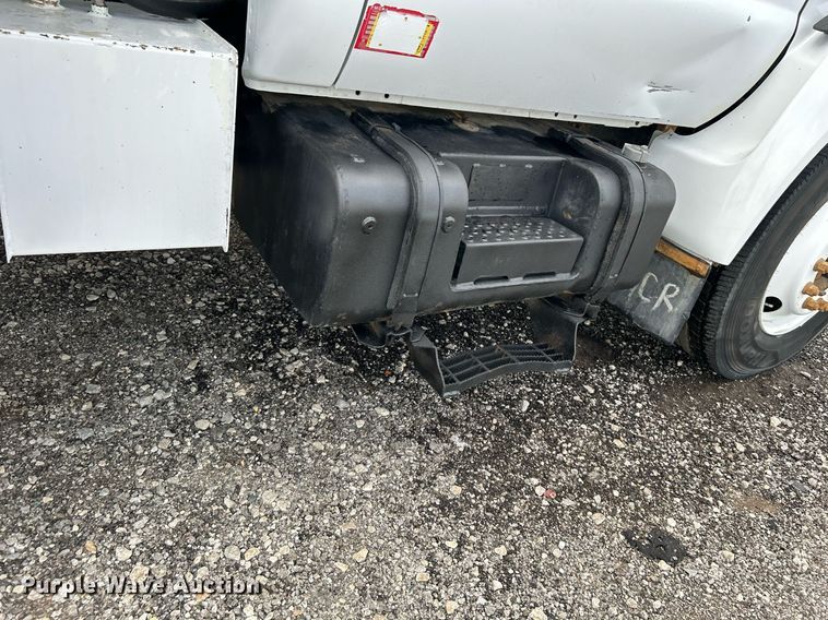 image for item LV9033 2000 Ford F650  crane truck