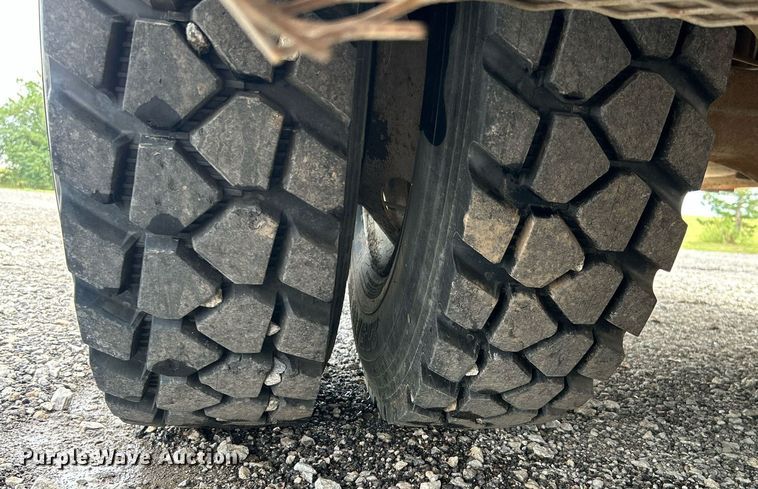 image for item LV9033 2000 Ford F650  crane truck