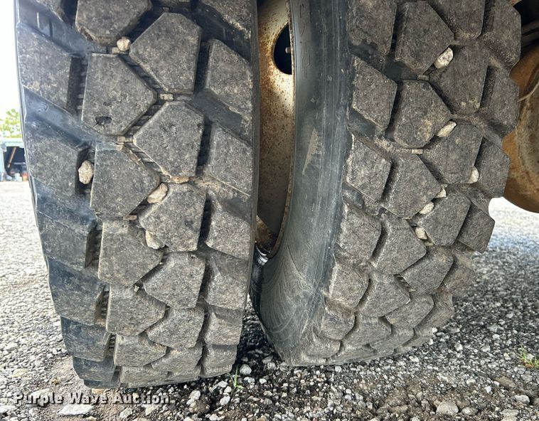 image for item LV9033 2000 Ford F650  crane truck