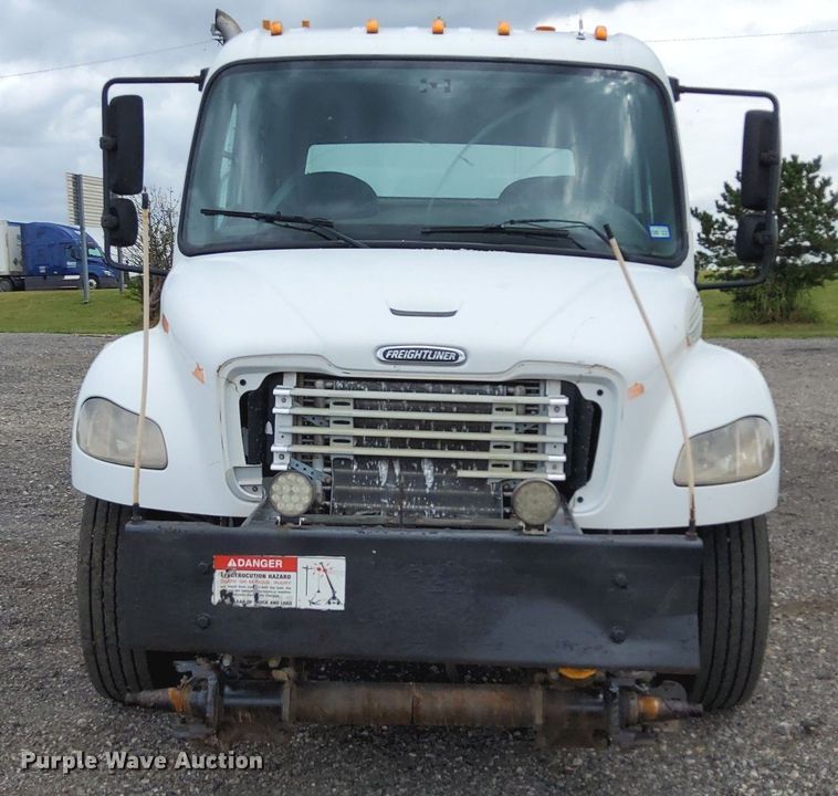 image for item LV9039 2006 Freightliner M2 106  utility / service truck