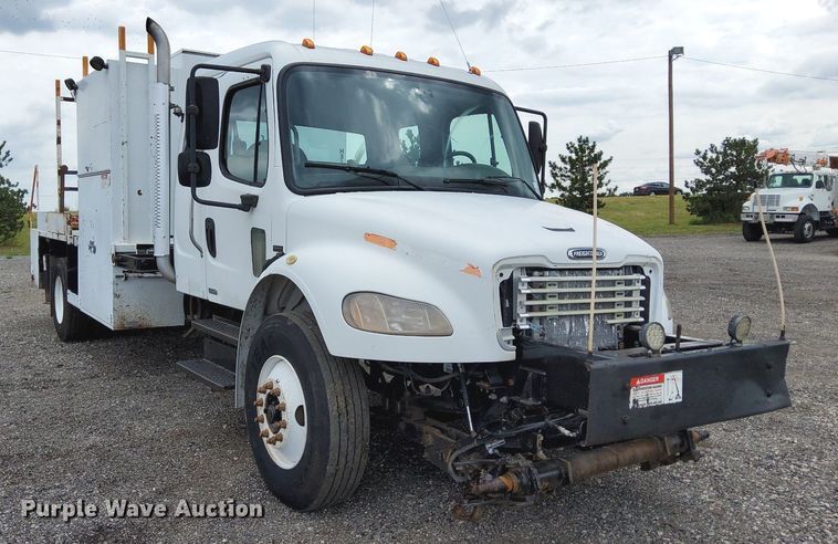 image for item LV9039 2006 Freightliner M2 106  utility / service truck