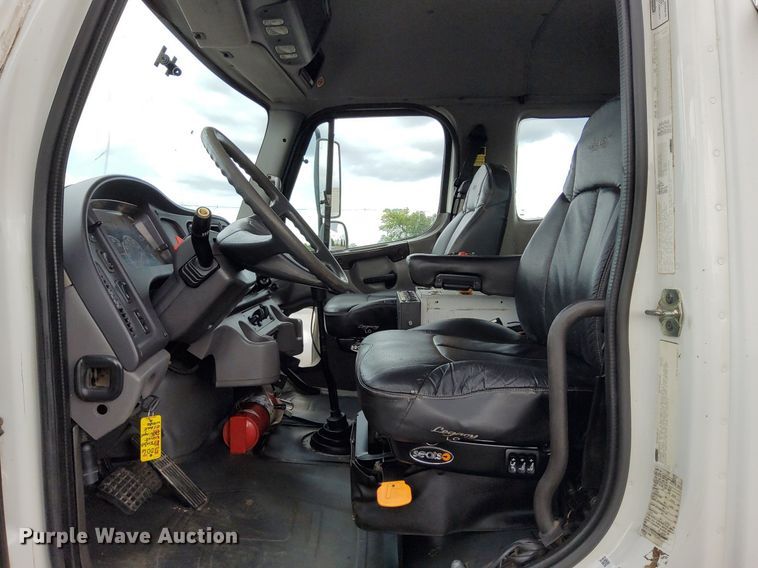 image for item LV9039 2006 Freightliner M2 106  utility / service truck