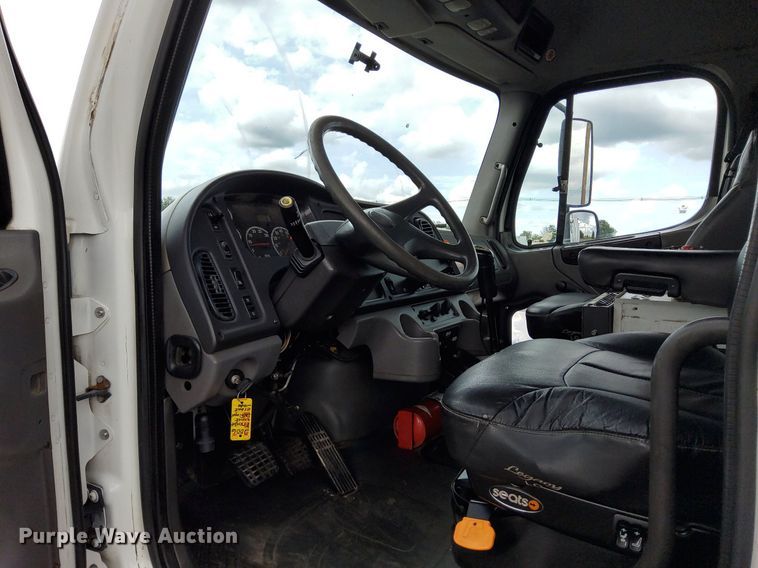 image for item LV9039 2006 Freightliner M2 106  utility / service truck