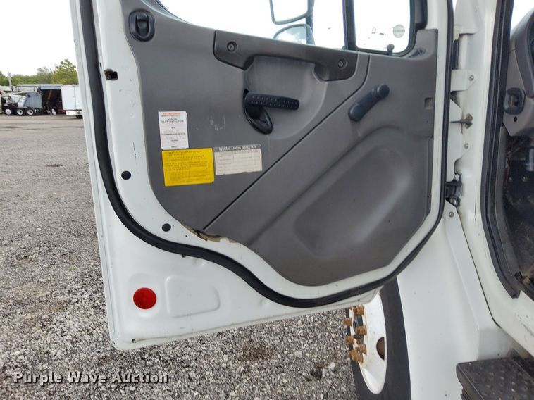 image for item LV9039 2006 Freightliner M2 106  utility / service truck