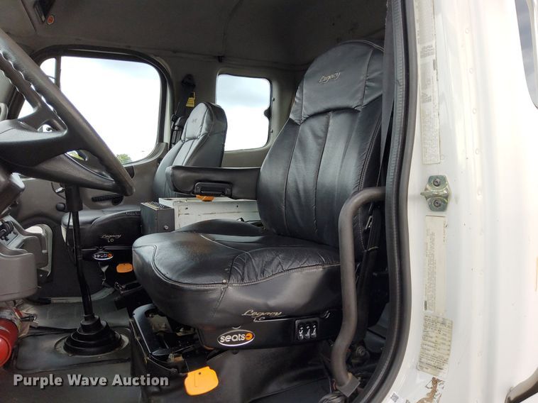 image for item LV9039 2006 Freightliner M2 106  utility / service truck