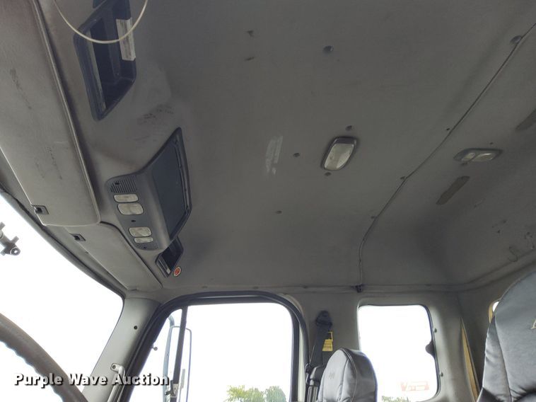 image for item LV9039 2006 Freightliner M2 106  utility / service truck