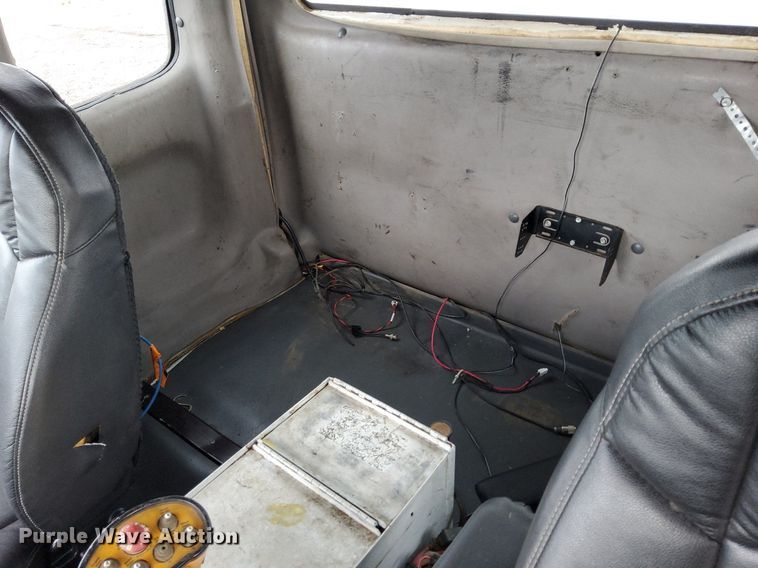 image for item LV9039 2006 Freightliner M2 106  utility / service truck