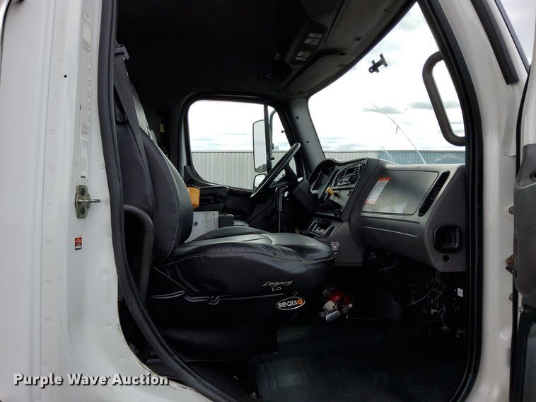 image for item LV9039 2006 Freightliner M2 106  utility / service truck