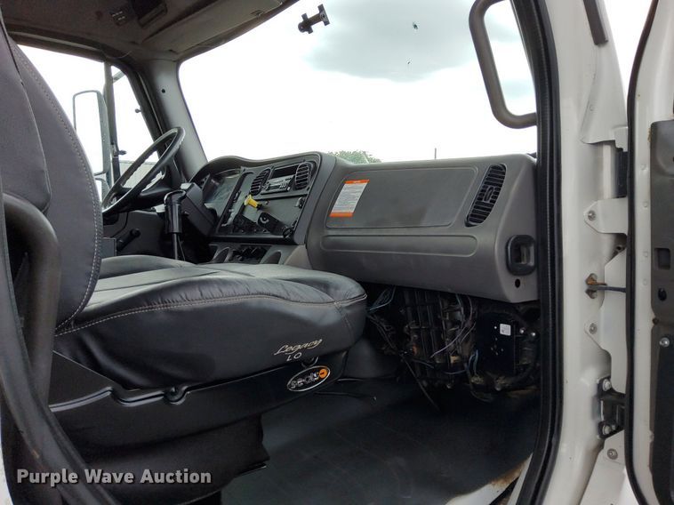 image for item LV9039 2006 Freightliner M2 106  utility / service truck