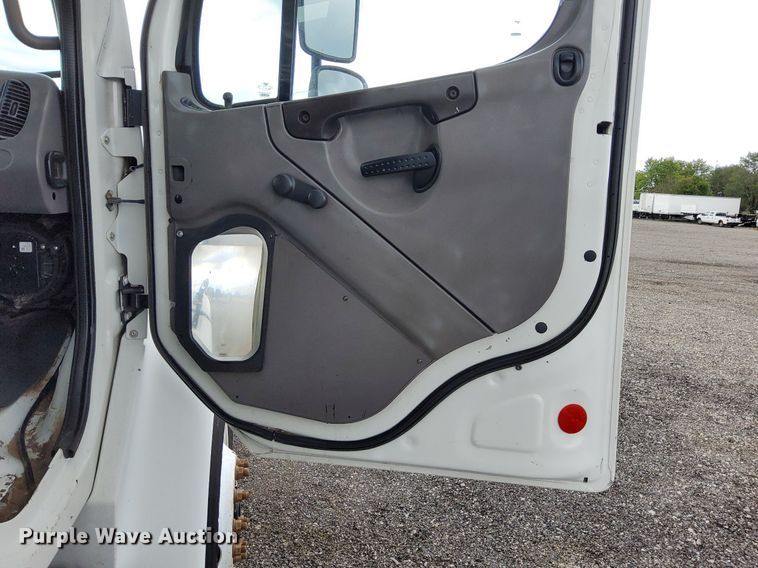 image for item LV9039 2006 Freightliner M2 106  utility / service truck